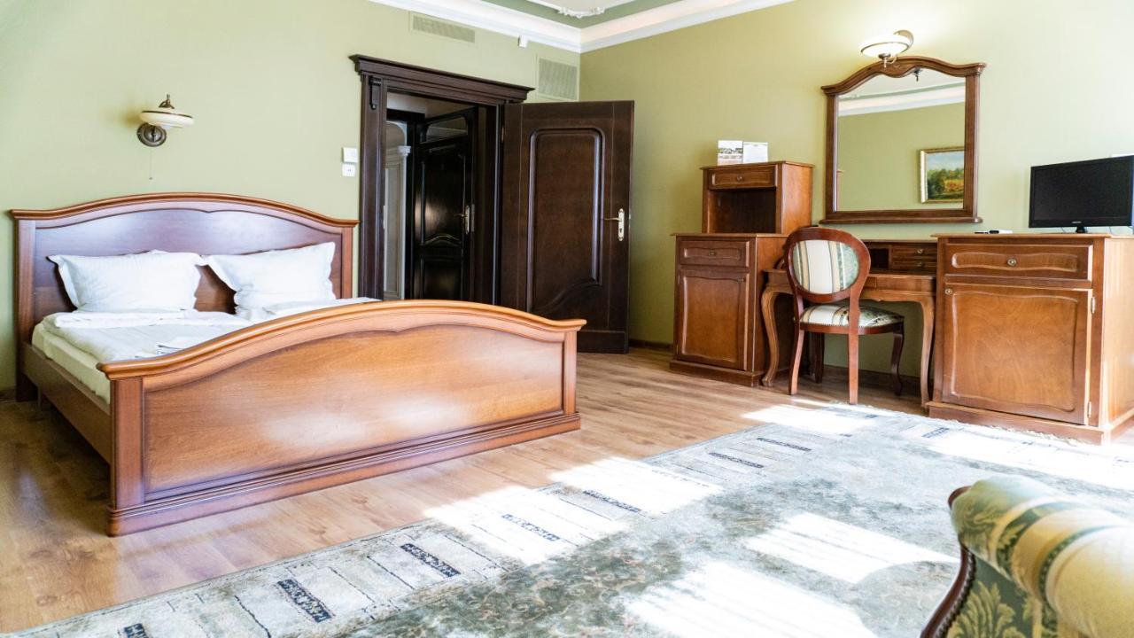 Hotel "Dworek Lesniczowka" Wodzisław Śląski Exterior foto