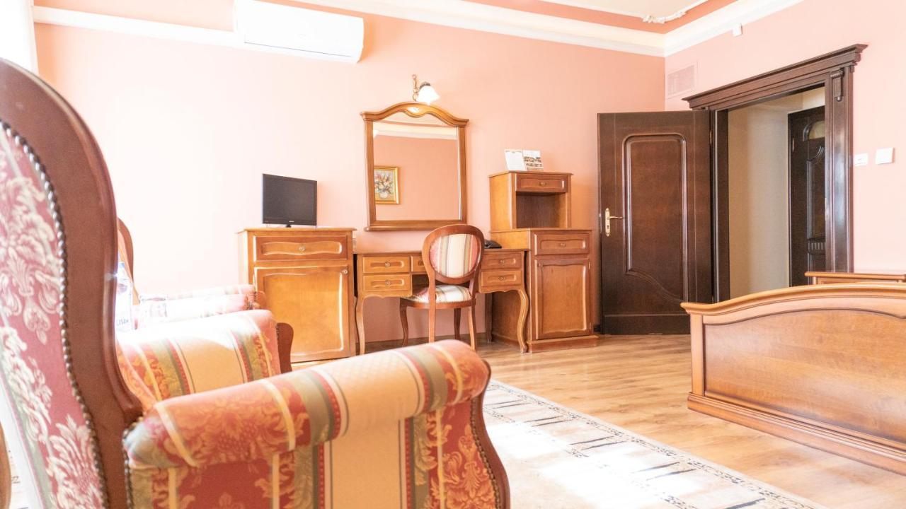 Hotel "Dworek Lesniczowka" Wodzisław Śląski Exterior foto